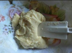 用刮刀拌匀