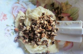 加入烤熟的核桃碎