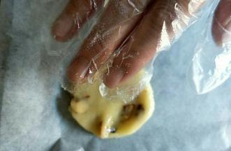 搓圆，按扁，烤盘提前铺一层油纸，可直接按在烤盘中，每个之间留出一定的距离