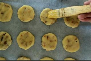 用刷子刷一层蛋液