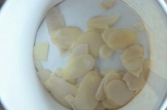 准备适量杏仁片