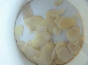准备适量杏仁片