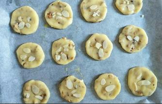 将杏仁片撒在饼干上