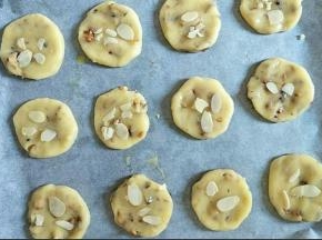 将杏仁片撒在饼干上