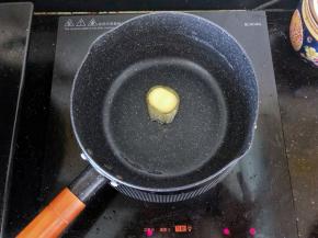 4、黄油放入锅中小火融化。