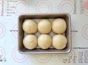 12、整形后码入学厨9寸烤盘中，盖上保鲜膜进行二次发酵。