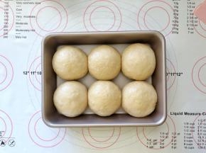 12、整形后码入学厨9寸烤盘中，盖上保鲜膜进行二次发酵。