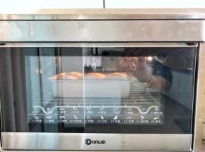 15、 烤箱150度上下火预热好，放入烤盘于中下层烘烤20分钟后取出。