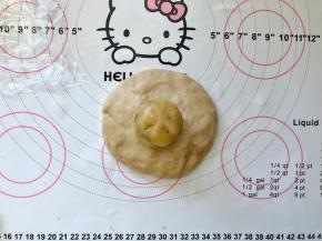 10、放入一个绿豆沙的馅儿。