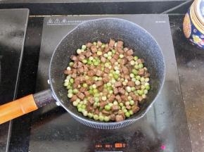 8、翻炒均匀后关火。