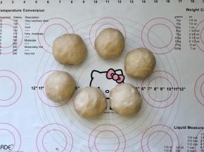 8、分割成6等份，盖上保鲜膜松弛10分钟。