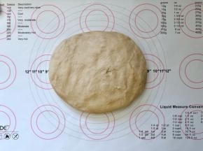 7、取出轻轻按压排气。