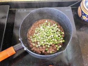 7、倒入青豆。