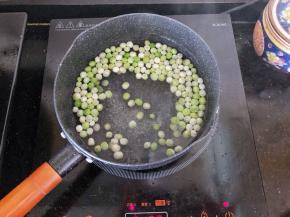 3、青豆倒入开水中焯一下捞出，去一下豆腥味。