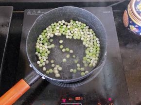 3、青豆倒入开水中焯一下捞出，去一下豆腥味。