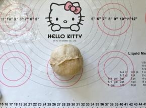 11、捏紧收口处。