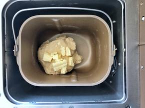 3、待面粉揉成团后放入黄油继续和面功能。