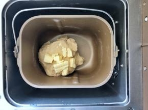 3、待面粉揉成团后放入黄油继续和面功能。