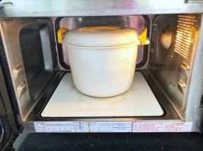 11、放入微波炉中按米饭按键。