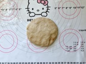 9、取一份按压成圆形面皮。