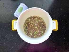 10、倒入炒好的牛肉青豆。