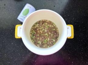 10、倒入炒好的牛肉青豆。