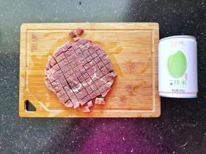2、牛肉切成小丁。