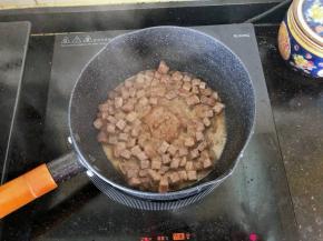 6、倒入调味汁炒匀，我用的是儿童牛排里自带的调味汁。