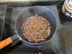 6、倒入调味汁炒匀，我用的是儿童牛排里自带的调味汁。