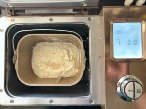 2、把主面团里除了黄油之外的所有材料放入面包桶里，先液体后粉类，干酵母最后再放，面包桶装入面包机中，启动和面功能。