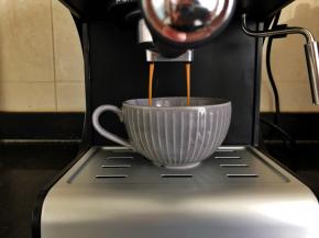 1、首先我们先用咖啡机制作一杯咖啡备用。