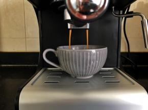 1、首先我们先用咖啡机制作一杯咖啡备用。