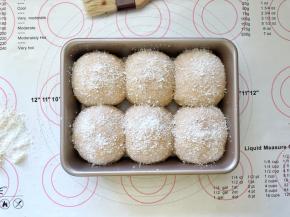 14、表面刷上一层牛奶液，撒上椰蓉。