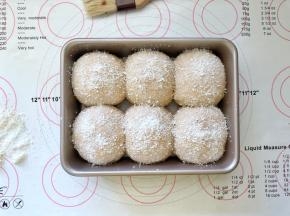 14、表面刷上一层牛奶液，撒上椰蓉。