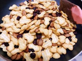 关火，加入小葫芦饼干、蔓越莓干，杏仁的混合