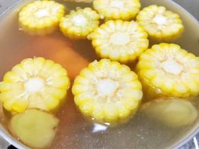 加入玉米段和胡萝卜块，再慢慢煲30分钟