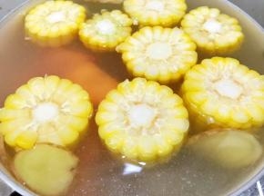 加入玉米段和胡萝卜块，再慢慢煲30分钟