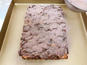 表面筛上剩余的那份量少的可可奶粉