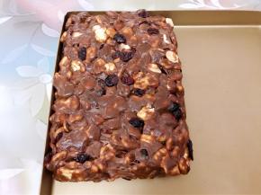 借助刮板在不沾烤盘里压紧压实