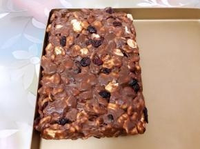 借助刮板在不沾烤盘里压紧压实