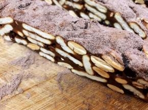 用锯齿刀切成块