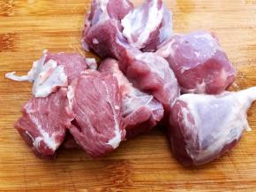 猪展肉冲洗干净切成大块