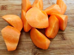 胡萝卜去皮切滚刀块