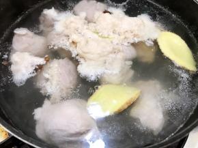 加入适量清水，大火烧开再煮一分钟捞出冲洗干净
