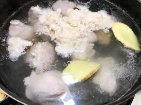 加入适量清水，大火烧开再煮一分钟捞出冲洗干净