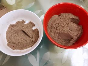 两份可可粉跟奶粉混合均匀