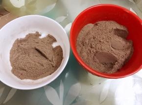 两份可可粉跟奶粉混合均匀