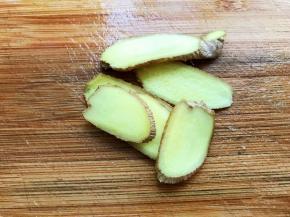 生姜洗净切片，生姜我没有去皮就不会上火