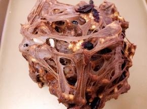 两手上下不停的翻动，让果仁和饼干分布均匀