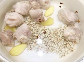 一次性加入足量的水
大火滚开后转小火煲20分钟